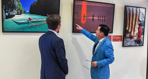 The Silk Road Journey Photograph Exhibition Makes Its Appearance at the Boao Forum for Asia at Its Second Anniversary